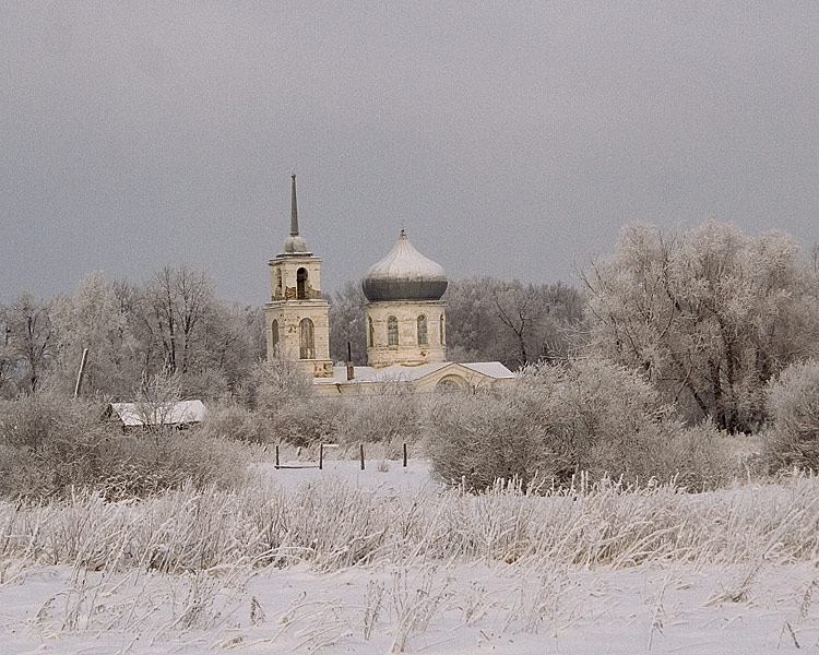 Церковь Воскресения Христова, Михайлов Погост (Дновский район, Псковская область). общий вид в ландшафте, Вид с дороги Дно - Морино