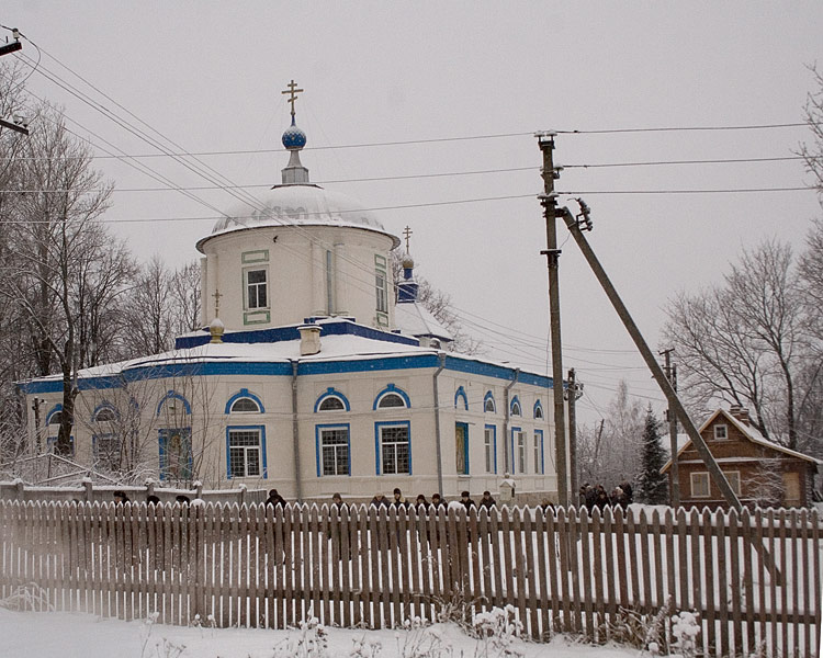 Дно. Церковь Михаила Архангела. общий вид в ландшафте, Вид со стороны трассы