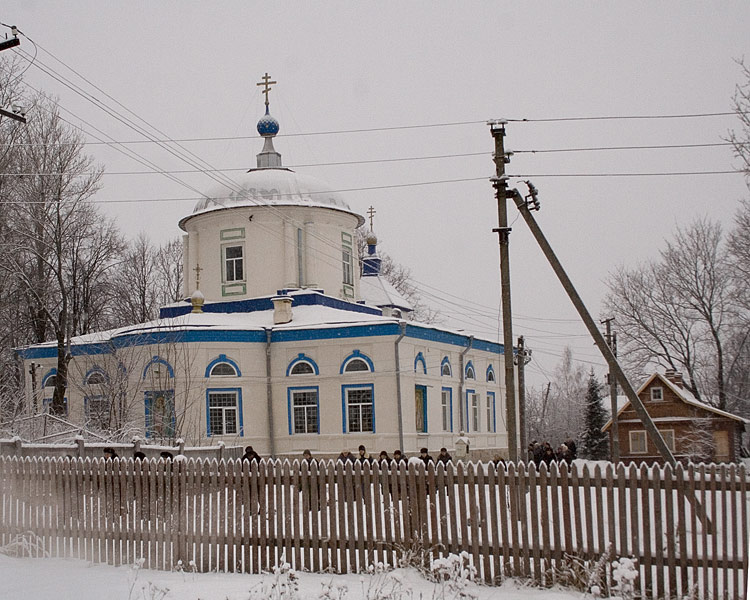 Церковь Михаила Архангела, Дно (Дновский район, Псковская область). общий вид в ландшафте, Вид со стороны трассы