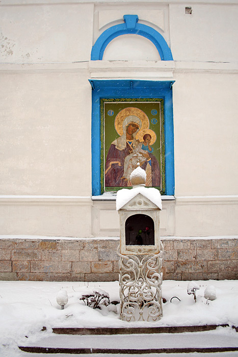Церковь Михаила Архангела, Дно (Дновский район, Псковская область). дополнительная информация, У северной стены