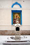 Церковь Михаила Архангела, У северной стены<br>, Дно, Дновский район, Псковская область