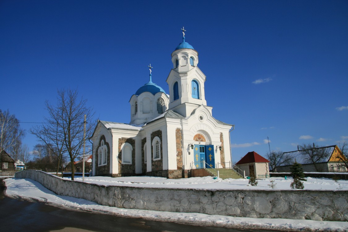 Церковь Покрова Пресвятой Богородицы, Красное (Молодечненский район, Беларусь, Минская область). общий вид в ландшафте
