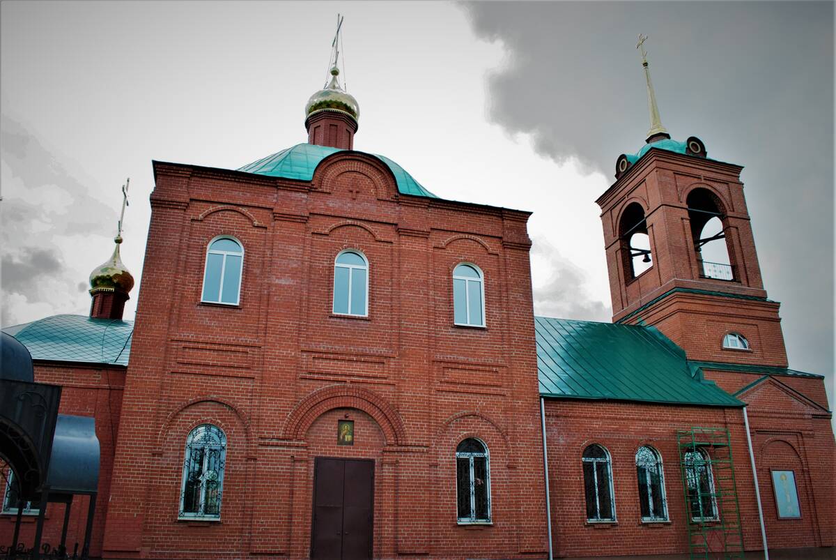 Церковь Петра и Павла, Первоуральск (Первоуральск (ГО Первоуральск), Свердловская область). общий вид в ландшафте