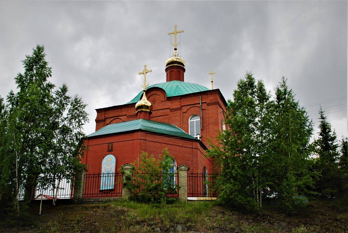 Церковь Петра и Павла, Первоуральск (Первоуральск (ГО Первоуральск), Свердловская область). общий вид в ландшафте