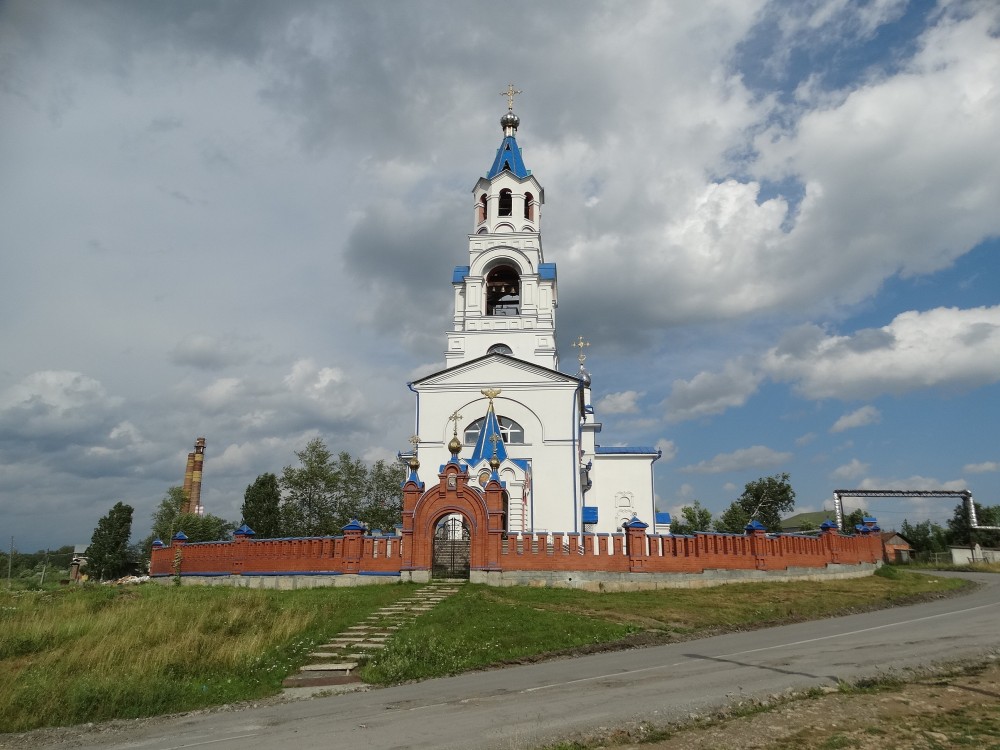 Церковь Успения Пресвятой Богородицы, Новоуткинск (Первоуральск (ГО Первоуральск), Свердловская область). общий вид в ландшафте