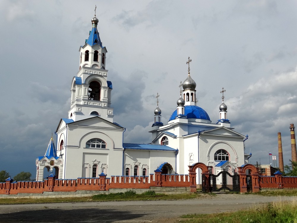 Новоуткинск. Церковь Успения Пресвятой Богородицы. общий вид в ландшафте