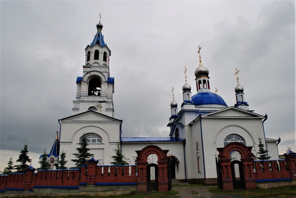 Церковь Успения Пресвятой Богородицы, Новоуткинск (Первоуральск (ГО Первоуральск), Свердловская область). общий вид в ландшафте