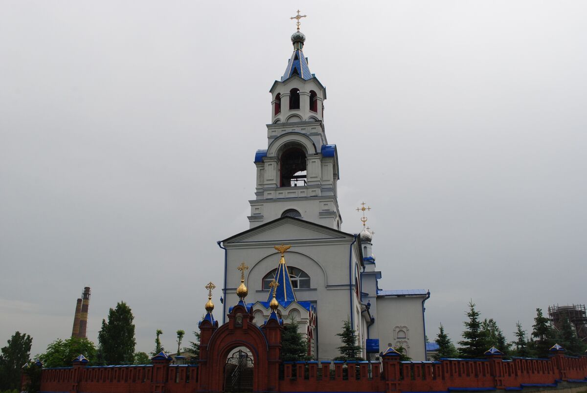 Церковь Успения Пресвятой Богородицы, Новоуткинск (Первоуральск (ГО Первоуральск), Свердловская область). общий вид в ландшафте
