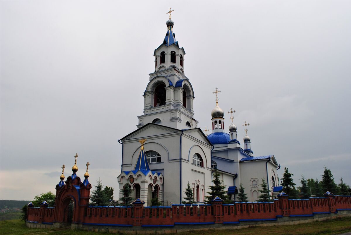 Церковь Успения Пресвятой Богородицы, Новоуткинск (Первоуральск (ГО Первоуральск), Свердловская область). общий вид в ландшафте