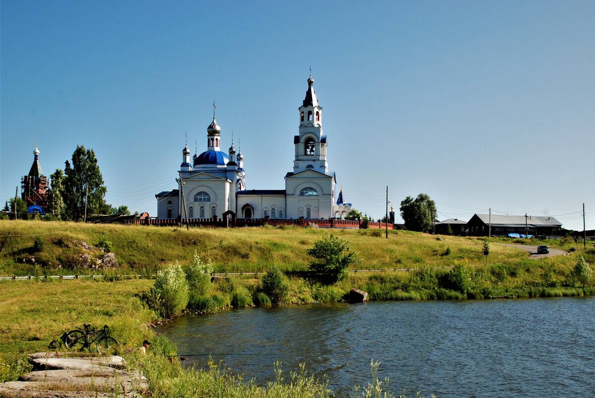 Церковь Успения Пресвятой Богородицы, Новоуткинск (Первоуральск (ГО Первоуральск), Свердловская область). общий вид в ландшафте