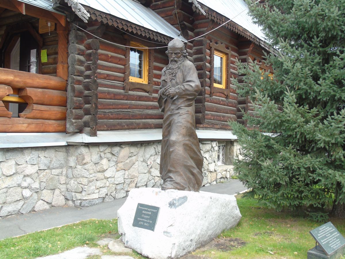 Кафедральный собор Макария Алтайского (Глухарева), Горно-Алтайск (Горно-Алтайск, город, Республика Алтай). дополнительная информация, Памятник свт. Макарию ( Глухареву) просветителю Алтая 