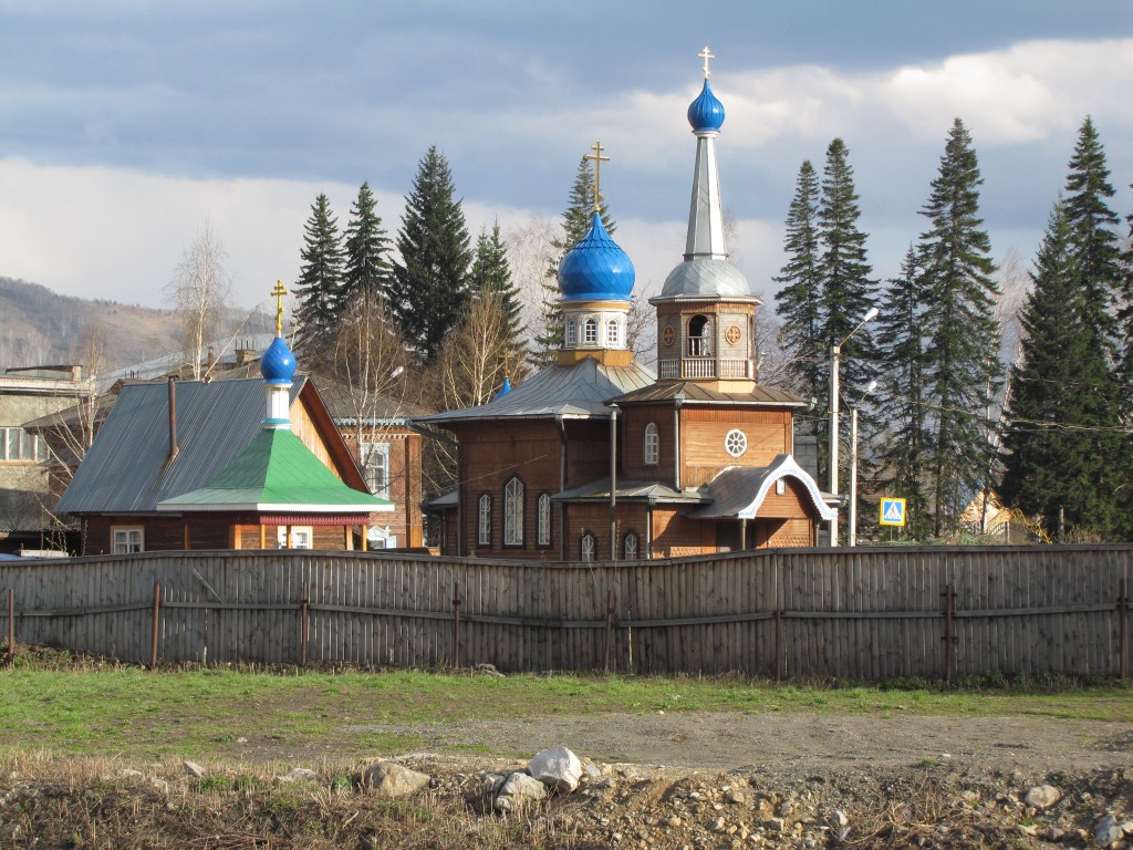 Горно-Алтайск. Церковь Покрова Пресвятой Богородицы. общий вид в ландшафте