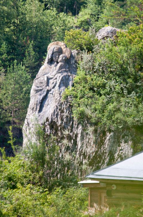 Скит Барнаульского Знаменского монастыря. Церковь Иоанна Богослова, Чемал (остров Патмос) (Чемальский район, Республика Алтай). дополнительная информация, скульптурная композиция высеченная в скале слева от церкви