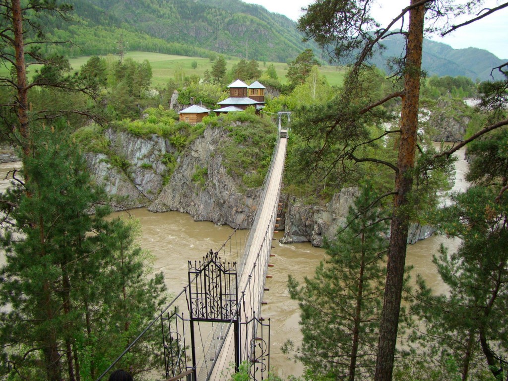 Чемал (остров Патмос). Скит Барнаульского Знаменского монастыря. Церковь Иоанна Богослова. общий вид в ландшафте