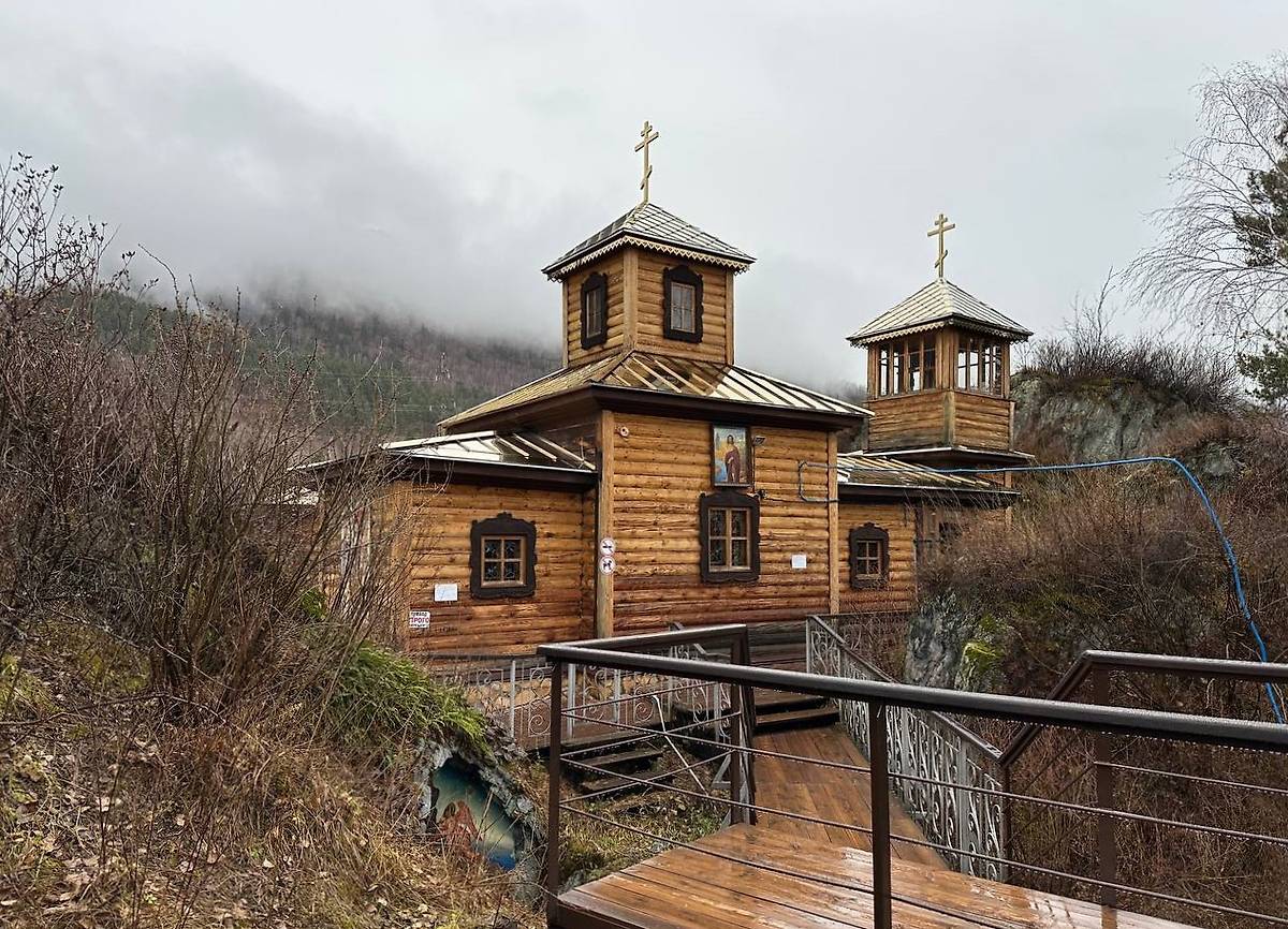 Вид после реставрации - полностью заменена кровля храма, фасады. Скит Барнаульского Знаменского монастыря. Церковь Иоанна Богослова, Чемал (остров Патмос) (Чемальский район, Республика Алтай)