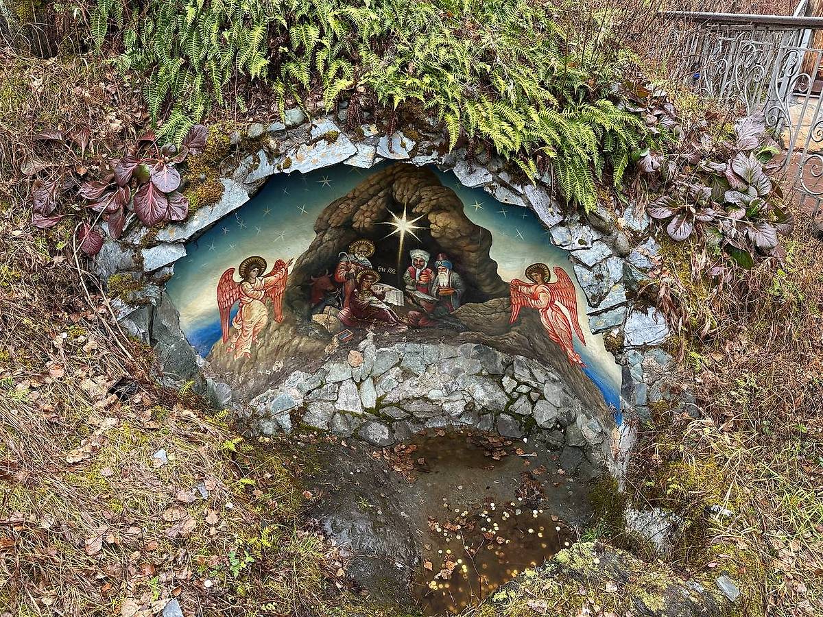 Грот у подножия храма, дополнительная информация. Скит Барнаульского Знаменского монастыря. Церковь Иоанна Богослова, Чемал (остров Патмос) (Чемальский район, Республика Алтай)