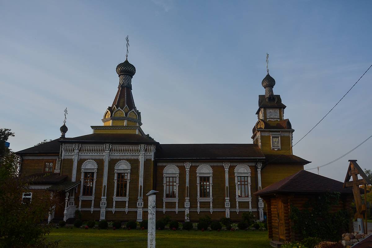 общий вид в ландшафте. Церковь Воздвижения Креста Господня, Осиповичи (Осиповичский район, Беларусь, Могилёвская область)