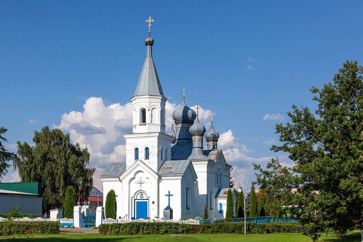общий вид в ландшафте. Церковь Преображения Господня, Логишин (Пинский район, Беларусь, Брестская область)