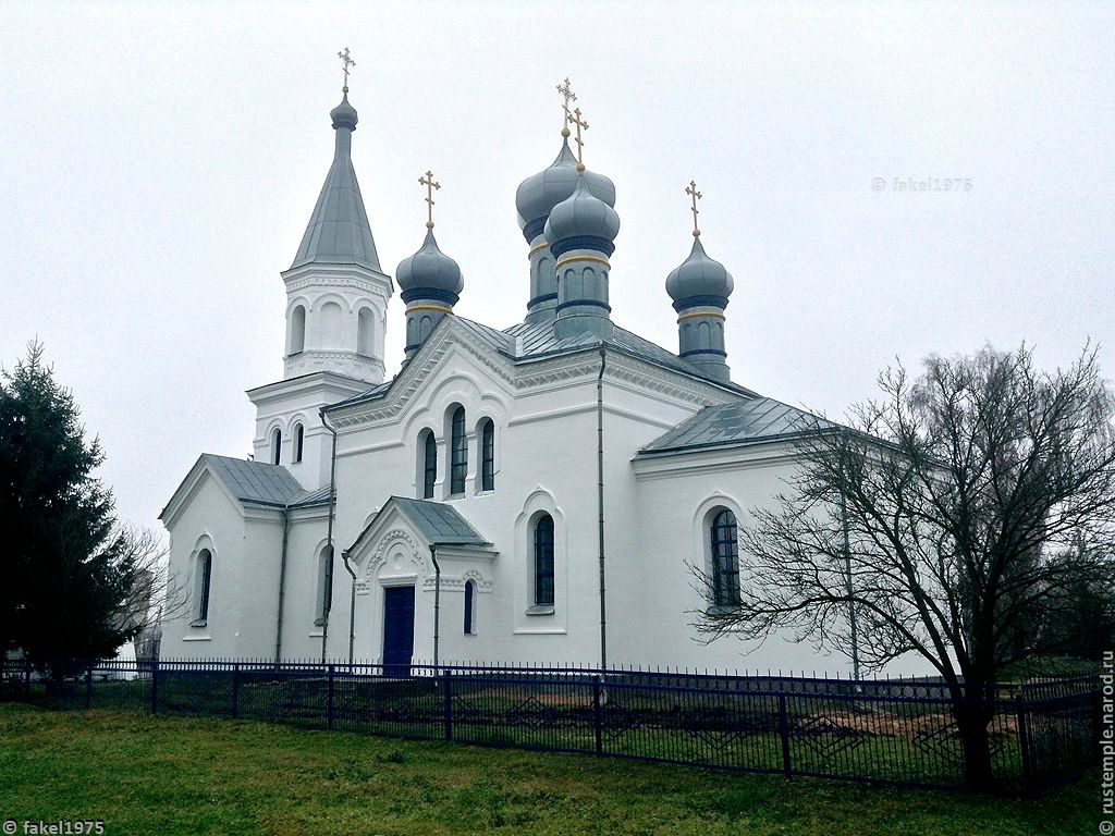 общий вид в ландшафте. Церковь Преображения Господня, Логишин (Пинский район, Беларусь, Брестская область)