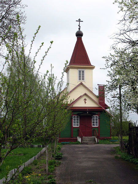 Церковь Покрова Пресвятой Богородицы, Борисов (Борисовский район, Беларусь, Минская область). фасады, Старообрядческая церковь. Борисовчане утверждают, что это одна из самых старых деревянных церквей Беларуси и датируют её XVIII веком. Кулагин же утверждает, что она начала ХХI века. Я думаю, что она старше, чем считает Кулагин, однако в начале ХХI века она была немного перестроена: пристроена башня (раньше на её месте был купол)