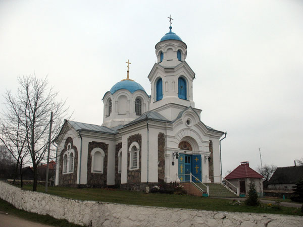 Церковь Покрова Пресвятой Богородицы, Красное (Молодечненский район, Беларусь, Минская область). общий вид в ландшафте