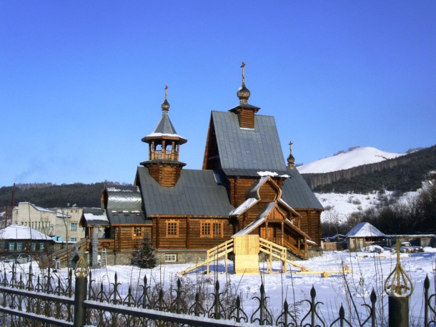Кафедральный собор Макария Алтайского (Глухарева), Горно-Алтайск (Горно-Алтайск, город, Республика Алтай). общий вид в ландшафте, вид с юга