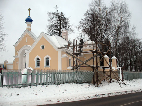Церковь Рождества Пресвятой Богородицы, Прилуки (Минский район, Беларусь, Минская область). дополнительная информация, Ворота. Возведены недавно.