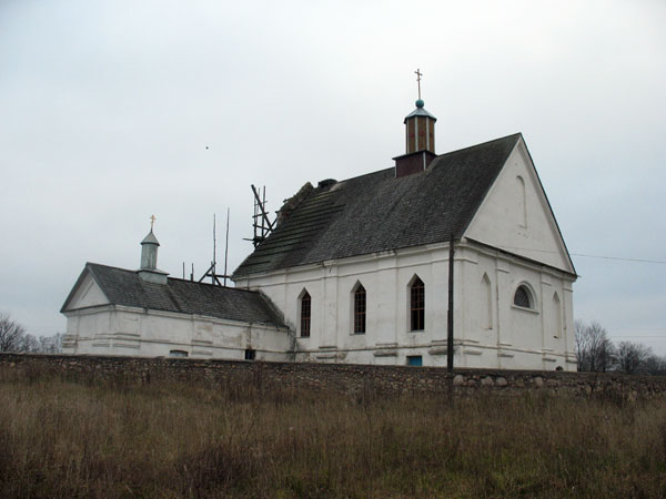 Церковь Успения Пресвятой Богородицы, Плебань (Молодечненский район, Беларусь, Минская область). фасады, Храм строился как костел, в 1872 году переосвящен в церковь. Значительно пострадал во время Великой Отечественной Войны. Ныне восстанавливается.		      