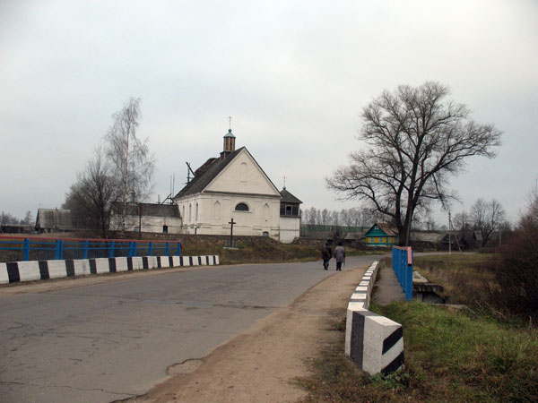 Церковь Успения Пресвятой Богородицы, Плебань (Молодечненский район, Беларусь, Минская область). общий вид в ландшафте, Памятник классицизма. Однако современные реставраторы сделали окна стрельчатыми, что ничуть не испортило храм, даже придало ему неповторимость, оригинальность.