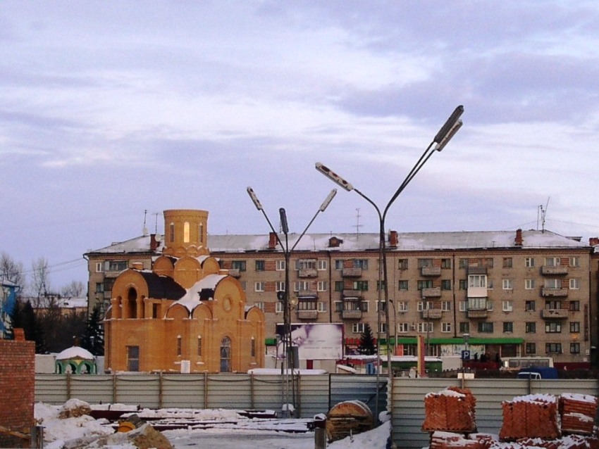 Новоалтайск. Церковь Михаила Архангела. общий вид в ландшафте, вид с запада