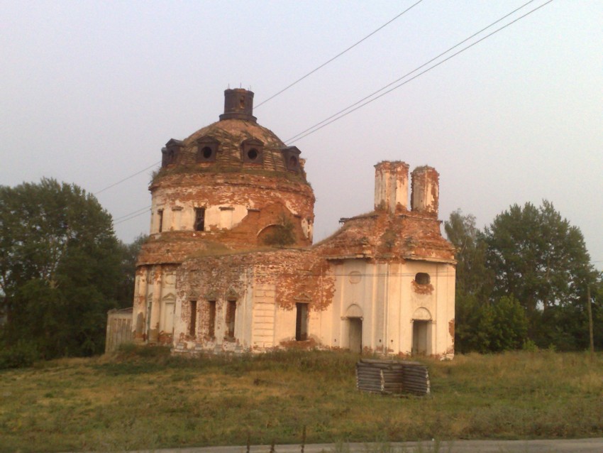 Церковь Троицы Живоначальной, Жданово (Пильнинский район, Нижегородская область). фасады, Старожилы села рассказывали, что в годы советской власти церковь трижды пытались взорвать. Выстояла. И не удивительно.