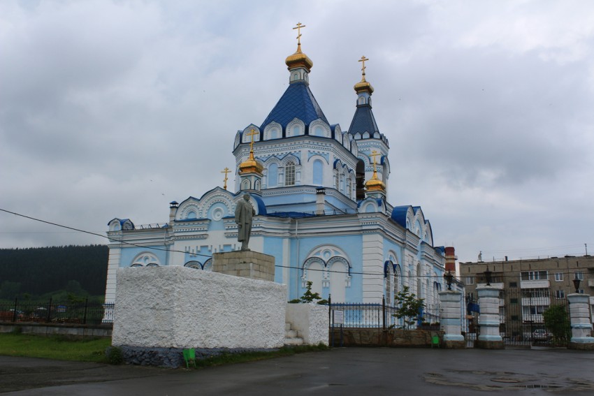 Церковь Введения во храм Пресвятой Богородицы, Верхние Серги (Нижнесергинский район (Нижнесергинский МР и Бисертский ГО), Свердловская область). общий вид в ландшафте