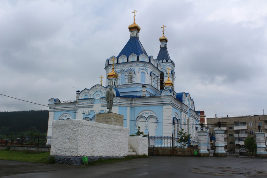 Верхние Серги. Церковь Введения во храм Пресвятой Богородицы. общий вид в ландшафте