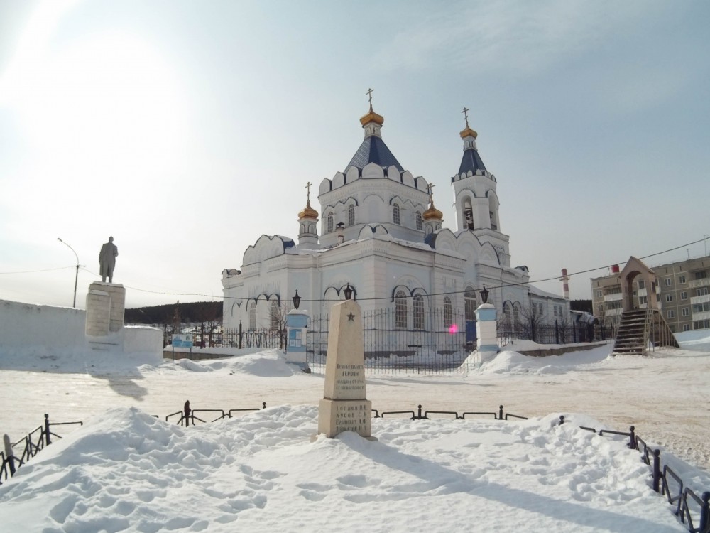 Верхние Серги. Церковь Введения во храм Пресвятой Богородицы. общий вид в ландшафте