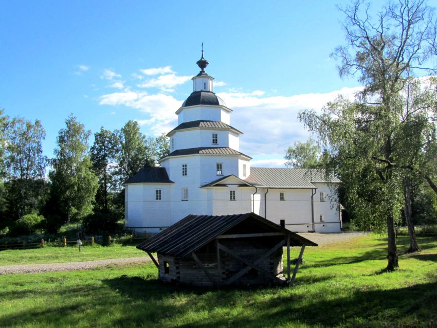 Церковь Илии Пророка, Ципино (Кирилловский район, Вологодская область). фасады, вид с севера, на переднем плане - сохраненный восьмерик разобранной церкви