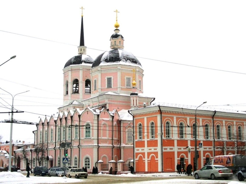 Домовая церковь Иннокентия, митрополита Московского при Духовной семинарии, Томск (Томск, город, Томская область). фасады, здание семинарии справа от Богоявленского собора