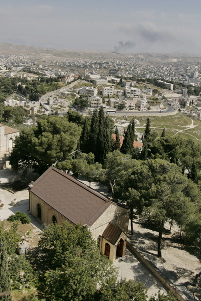 Иерусалим - Масличная гора. Часовня Обретения главы Иоанна Предтечи. общий вид в ландшафте, Вид с колокольни