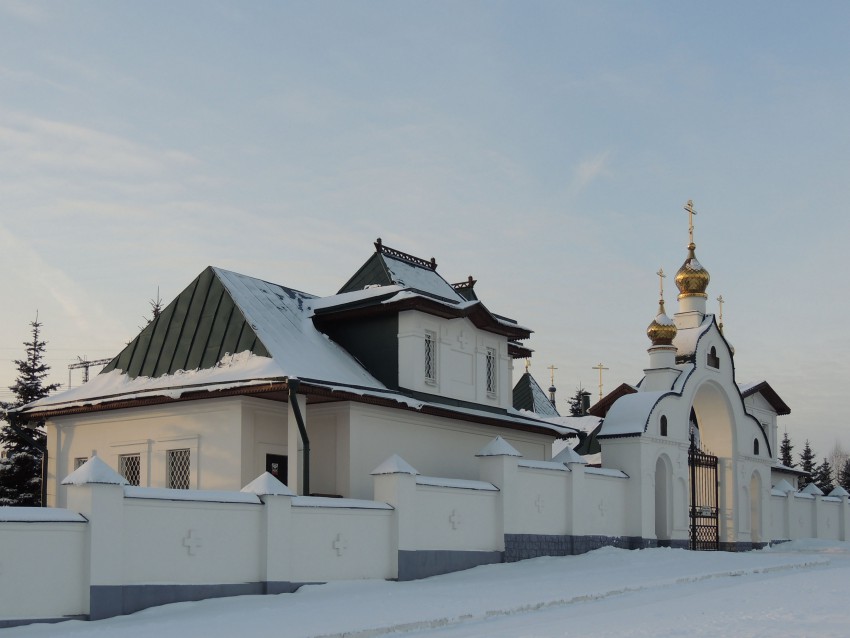 Церковь Богоявления Господня, Бородино (Мытищинский городской округ и гг. Долгопрудный, Лобня, Московская область). дополнительная информация, Иконная лавка. Ворота церковной ограды