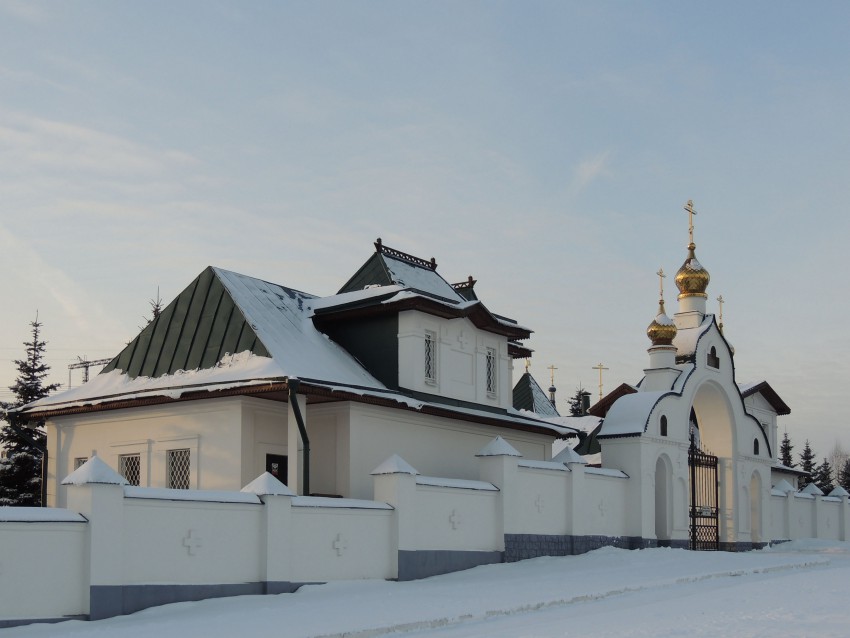 Бородино. Церковь Богоявления Господня. дополнительная информация, Иконная лавка. Ворота церковной ограды