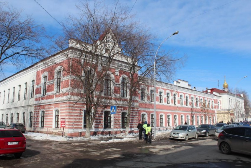 Вологда. Домовая церковь Покрова Пресвятой Богородицы и Александры Римской при бывшей женской гимназии. общий вид в ландшафте, Вид с юго-запада