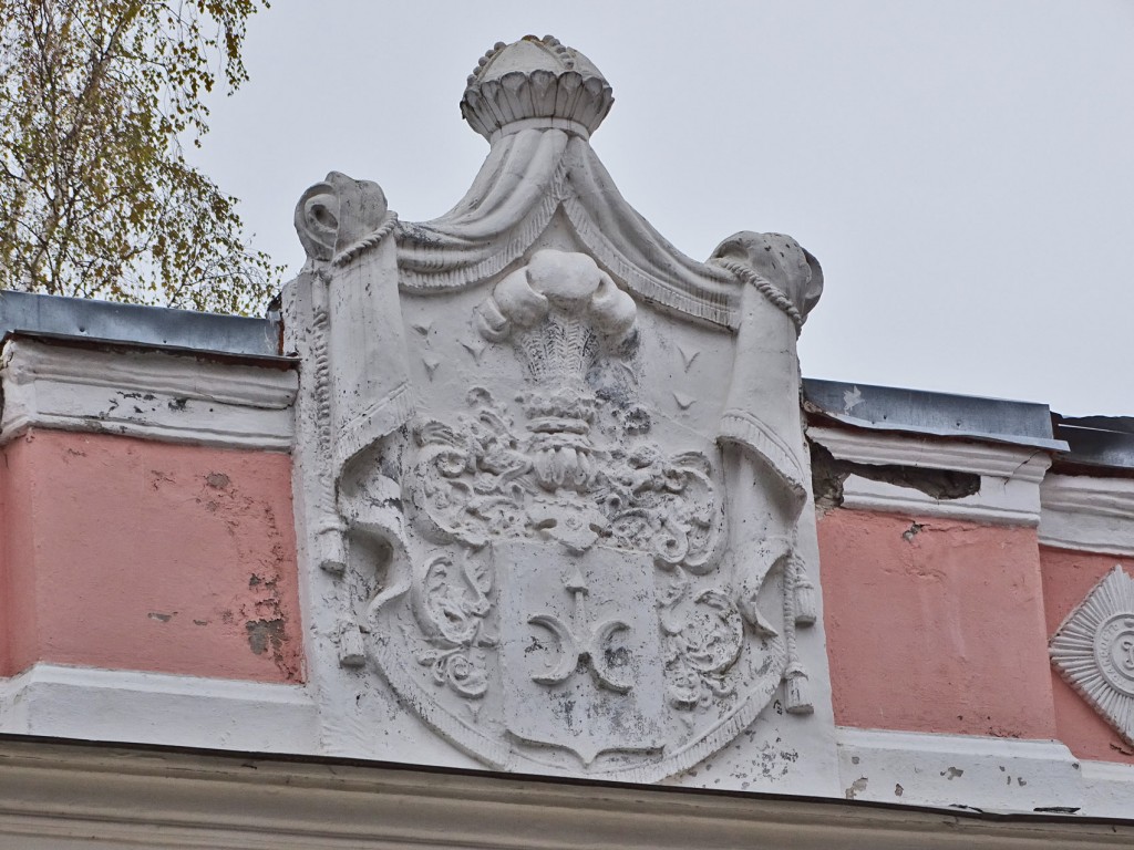 Церковь Иосифа Волоцкого, Сахарово (Тверь, город, Тверская область). архитектурные детали, Южный фасад. Герб И.В.Гурко.