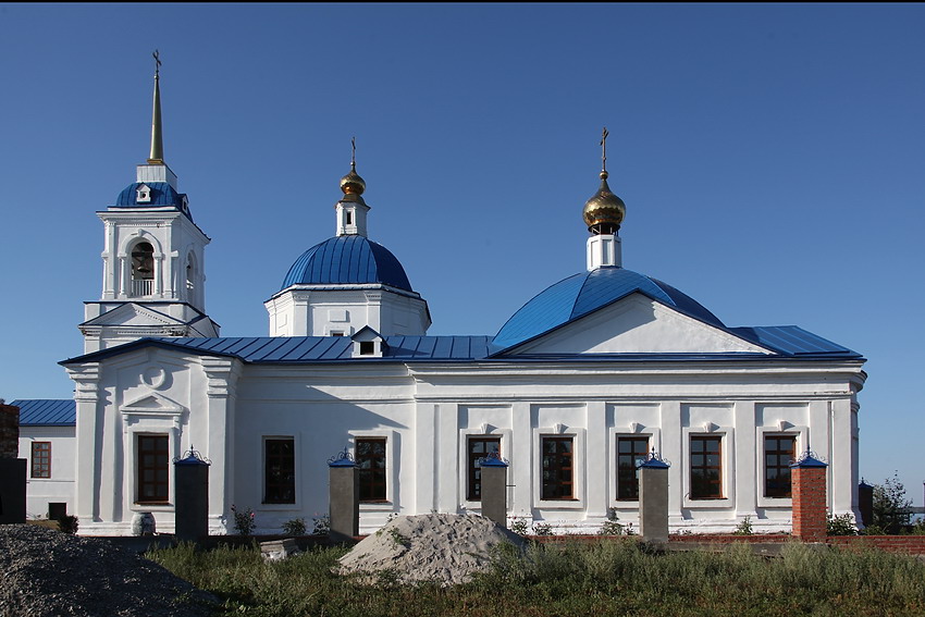 Церковь Рождества Пресвятой Богородицы, Большой Куяш (Кунашакский район, Челябинская область). фасады, Южный фасад (слева - колокольня и купол Покровской церкви)