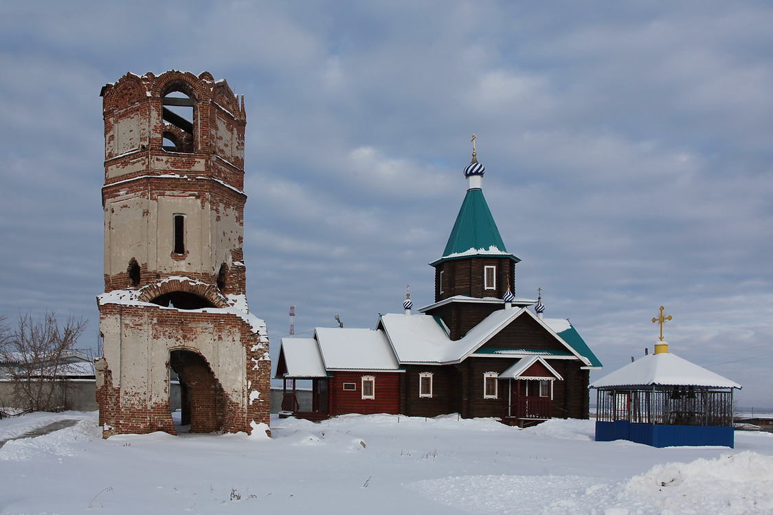 Церковь Покрова Пресвятой Богородицы (старая), Песчано-Коледино (Далматовский район, Курганская область). фасады, С видом на новую Покровскую церковь