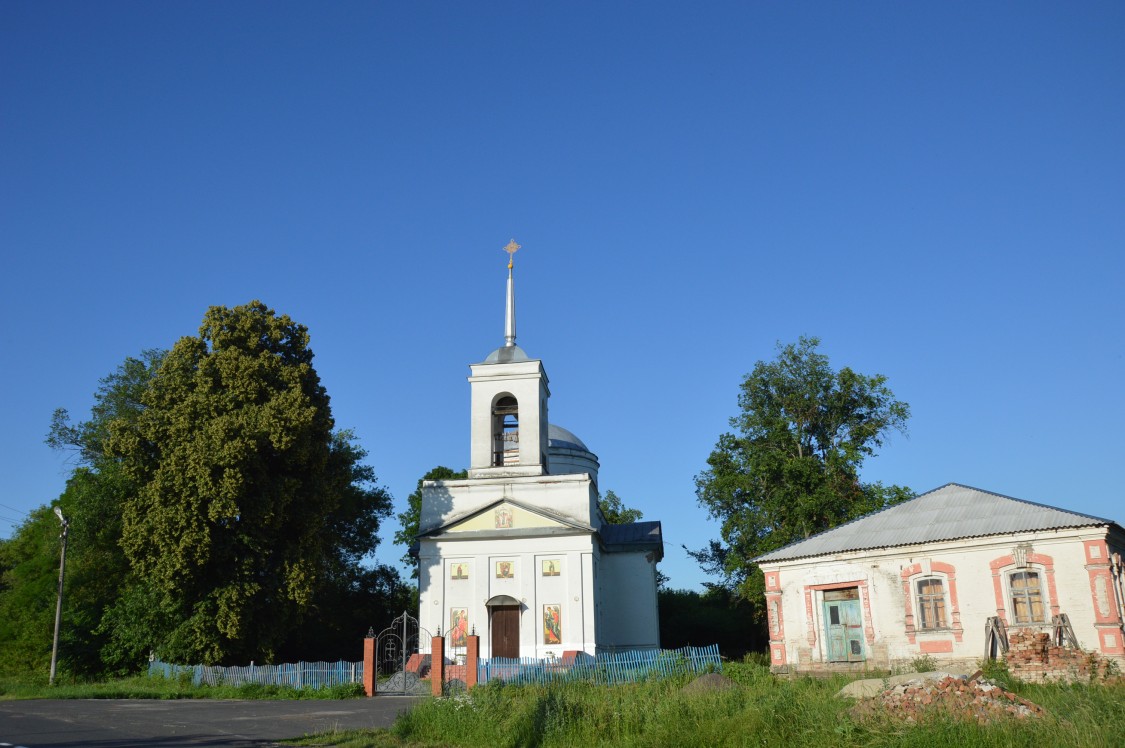 Черкасское-Поречное. Церковь Воздвижения Креста Господня. общий вид в ландшафте