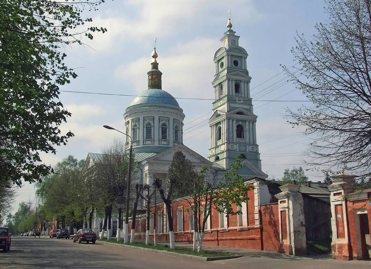 общий вид в ландшафте. Кафедральный собор Покрова Пресвятой Богородицы, Рыльск (Рыльский район, Курская область)