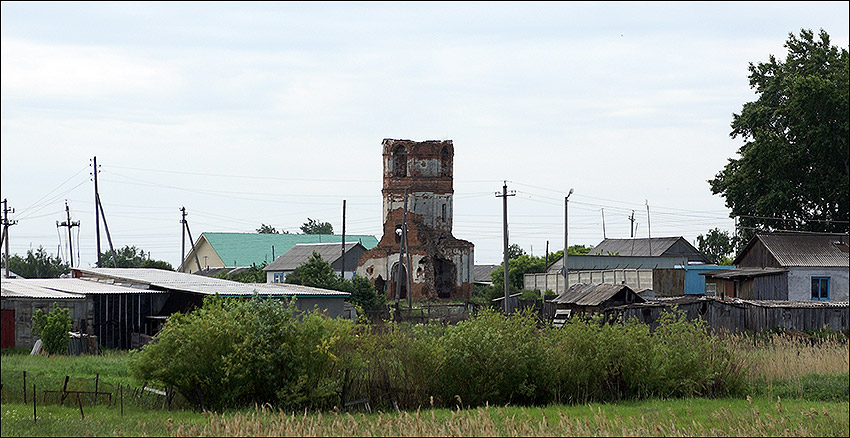 Церковь Покрова Пресвятой Богородицы (старая), Песчано-Коледино (Далматовский район, Курганская область). общий вид в ландшафте, Вид на колокольню со стороны алтаря. Мало что осталось конечно...