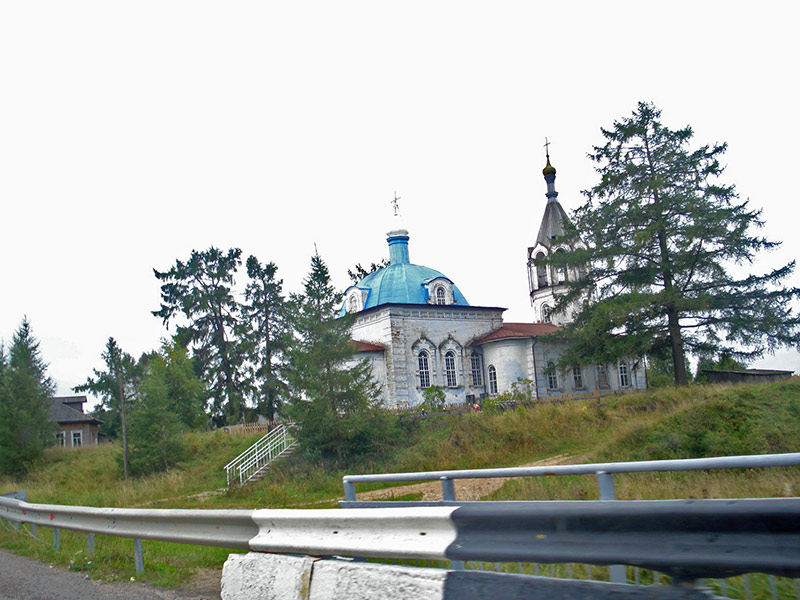 Церковь Петра и Павла, Петровская (Шенкурский район, Архангельская область). фасады, Вид на церковь со стороны р.Шолоша с трассы Москва-Архангельск