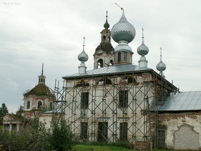 Церковь Успения Пресвятой Богородицы, Порздни (Лухский район, Ивановская область). документальные фотографии, Успенская церковь (на переднем плане) и Преображенская церковь (на заднем).
