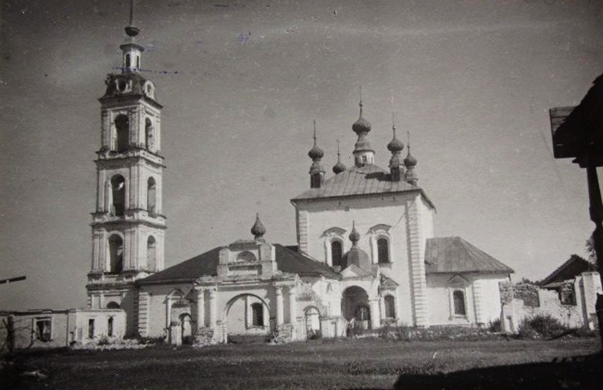 Церковь Казанской иконы Божией Матери, Клоны (Лухский район, Ивановская область). архивная фотография, Фото 1947 г. (Пастухов Ю., Богачевский Н.). Общий вид с юга. Госкаталог № 38697600. ГНИМА им Щусева