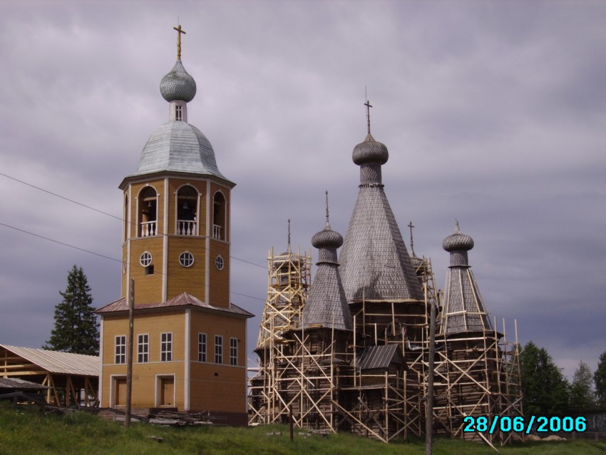 Нёнокса. Церковь Троицы Живоначальной. фасады, Вид на церковь.На переднем плане колокольня.